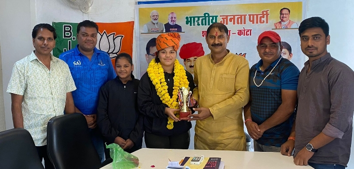 नेशनल बॉक्सिंग चैम्पियनशिप में सिल्वर मेडलिस्ट सिद्धिका सैनी का राकेश जैन ने किया सम्मान