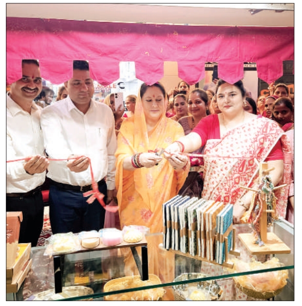 सिटी मॉल में स्वयं सहायता समूह को महिलाओं द्वारा बनाए गए उत्पादों की बिक्री