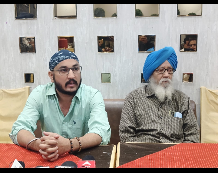 भाजपा शहर जिला मंत्री जयदेव सुखेजा ने जबरन किया दुकान पर कब्जा