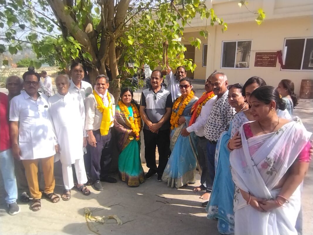 विजयवर्गीय समाज दादाबाड़ीक्षेत्र द्वारा गो माता क़ो चारा एवं पक्षियों के परिंडे बांध नियमित दाना-पानी डालने का संकल्प