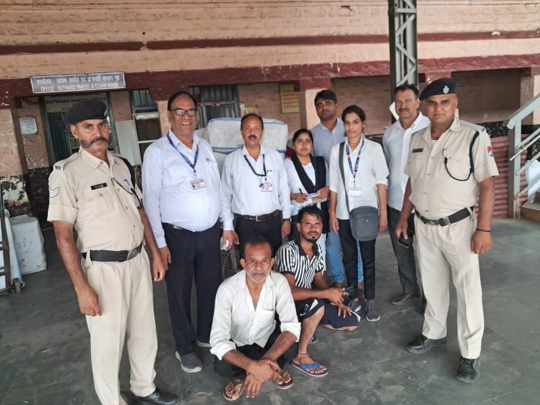 हल्ल्दीघाटी एक्सप्रेस में बिना टिकट एवं अनबुक समान के दो यात्रियों को पकड़ा