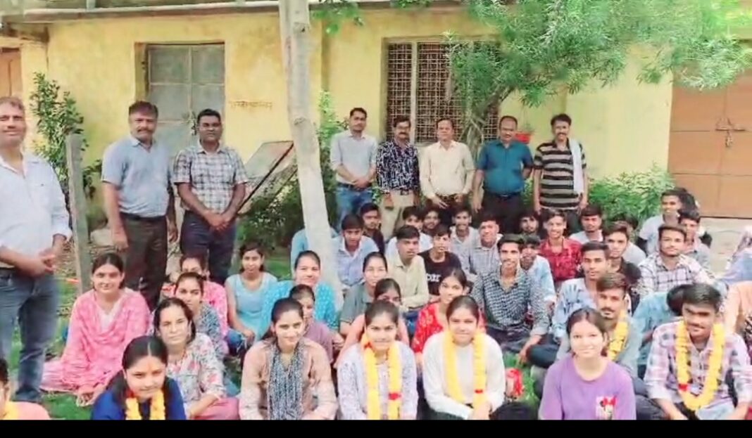 राजकीय उच्च माध्यमिक विद्यालय में प्रतिभावान छात्र-छात्राओ का किया सम्मान कृषि,विज्ञान,कला,वाणिज्य वर्ग में रहा शत प्रतिशत परिणाम