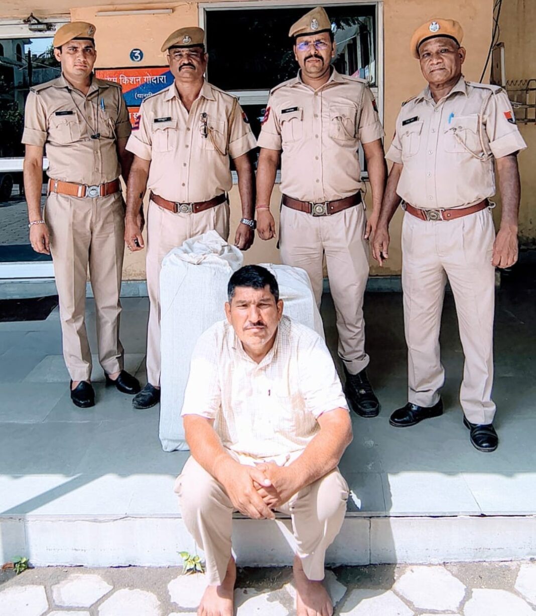डिप्टी पुलिस सुपरिटेंडेंट गंगा सहाय शर्मा की पुलिस टीम ने तस्कर को गिरफ्तार कर अफीम डोडा चुरा 23 किलोग्राम 420 ग्राम बरामद किया