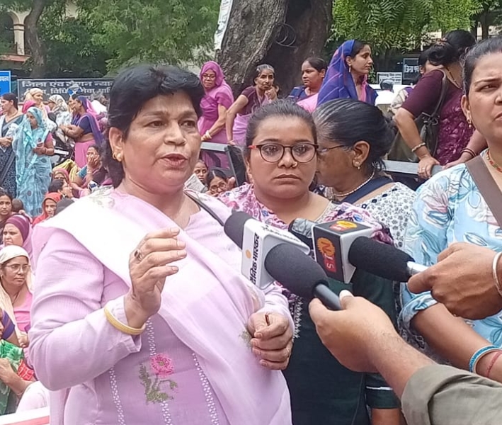 आंगनबाड़ी कार्यकर्ताओं ने विभिन्न मांगों को लेकर निकाली रैली, ज्ञापन दिया