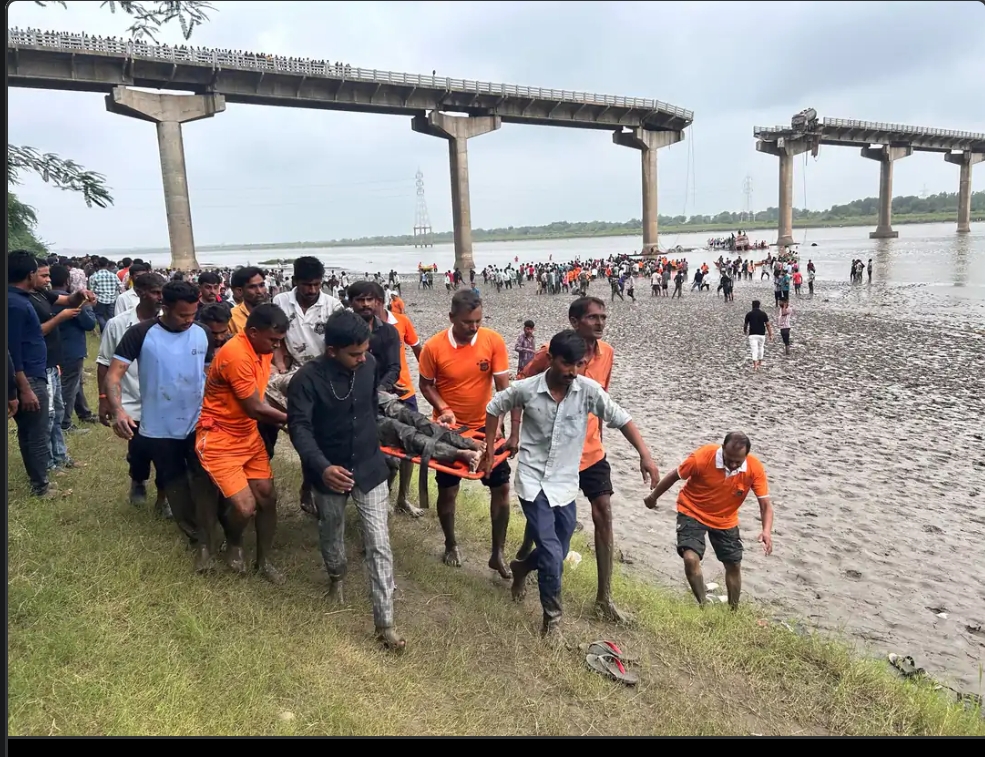 गुजरात के वडोदरा में महिसागर नदी पर बना ब्रिज टूटा