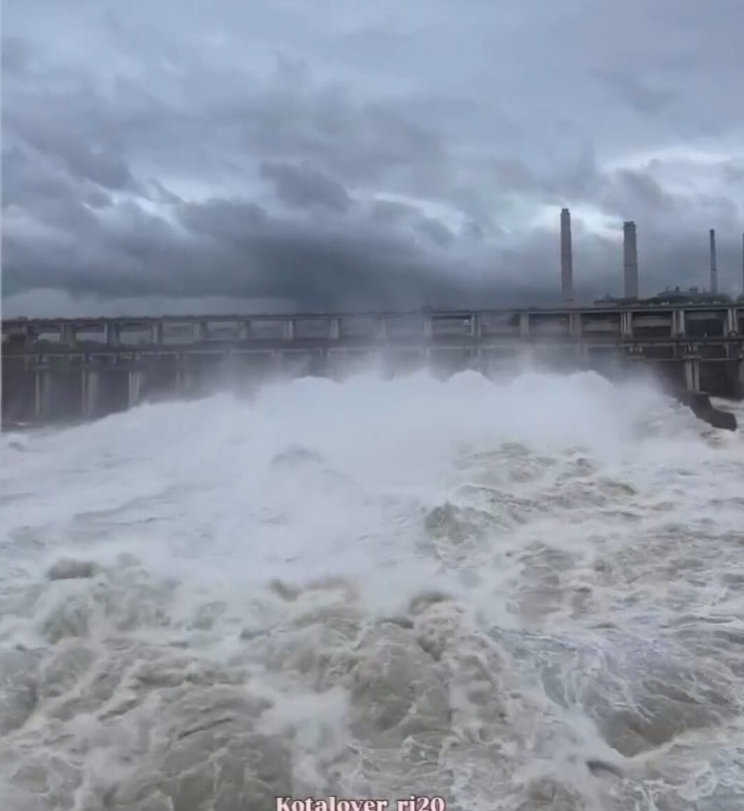 कोटा बैराज के12 गेट खोले,बंधा धर्मपुरा में तेज बहाव में एक युवती स्कूटी सहित बह गई