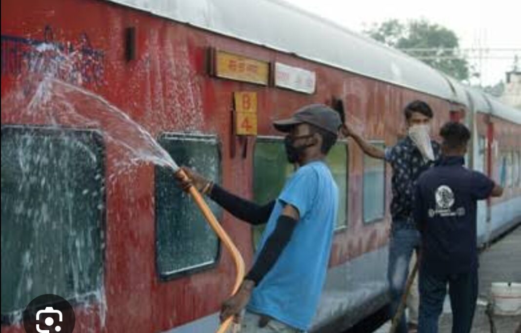 अब हर स्टेशन पर रुकते ही होगी ट्रेनों की सफाई
