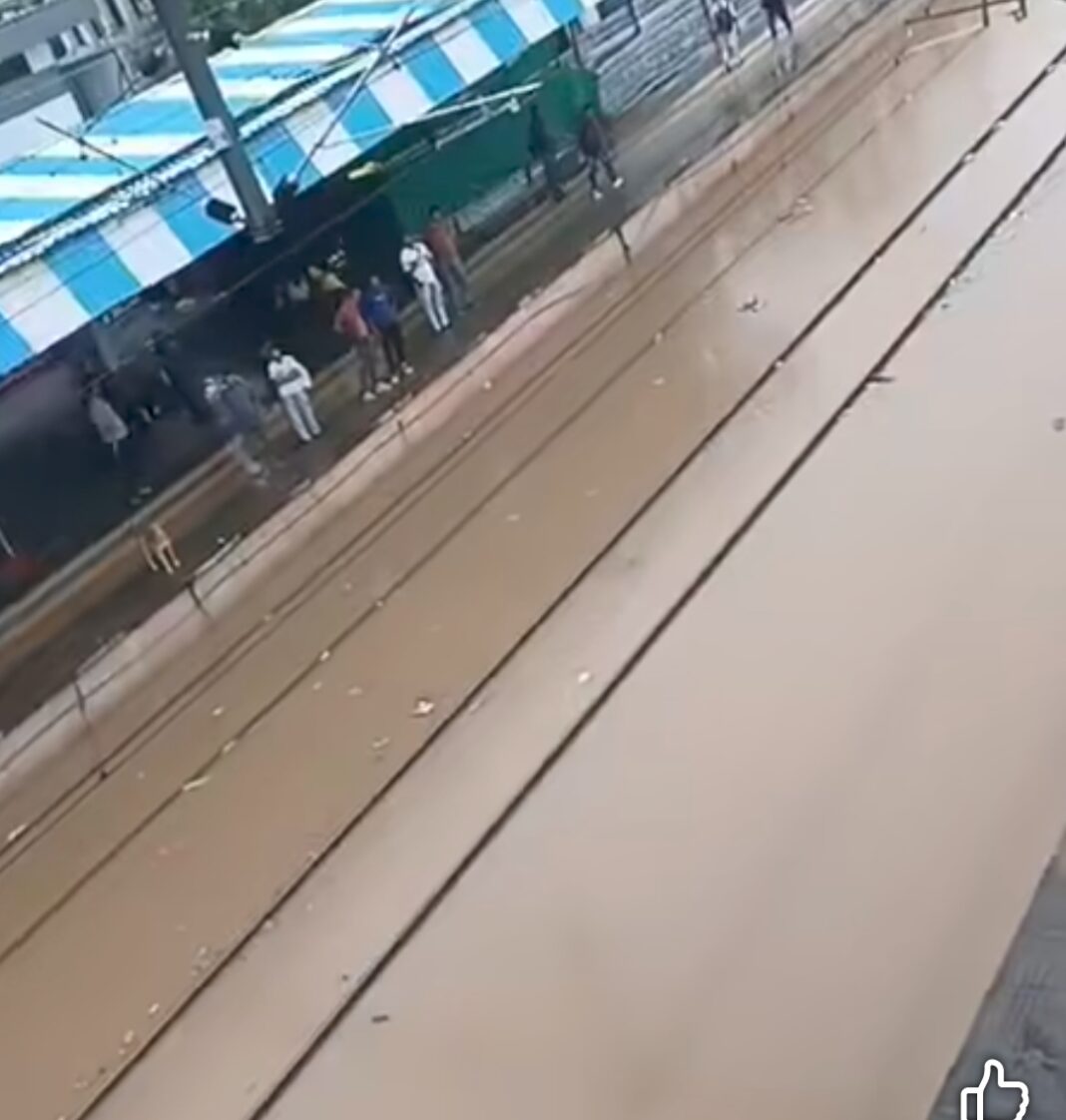 सवाई माधोपुर में बारिश में डूबी रेल पटरियां, घंटों देरी से चली ट्रेनें