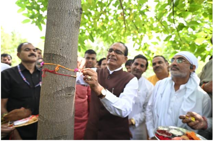 केंद्रीय मंत्री शिवराज सिंह चौहान ने पेड़ को राखी बांधकर पर्यावरण संरक्षण का संदेश दिया