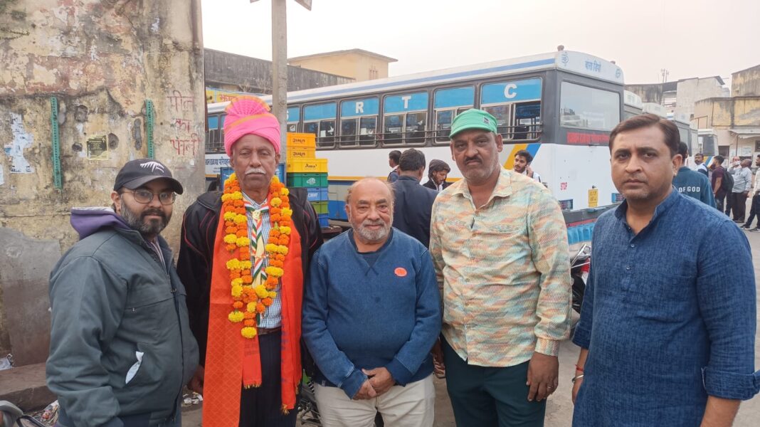 राष्ट्रीय स्तर पर सिल्वर स्टार प्राप्त होने पर यज्ञदत्त हाड़ा का सम्मान किया