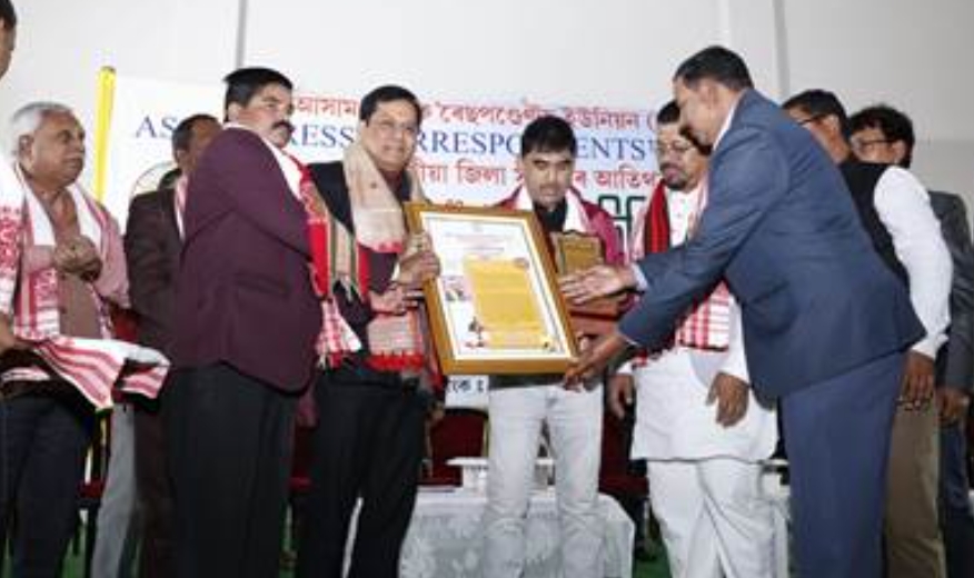 एपीसीयू सम्मेलन में सोनोवाल ने लोकतंत्र के चौथे स्तंभ के रूप में मीडिया की भूमिका पर जोर दिया