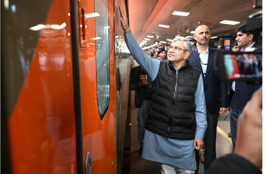 केंद्रीय मंत्री अश्विनी वैष्णव ने नई दिल्ली रेलवे स्टेशन पर वंदे भारत स्लीपर ट्रेन का निरीक्षण किया