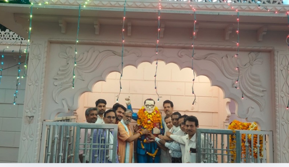 इटावा में डॉ. भीमराव अंबेडकर को श्रद्धांजलि, शिक्षकों ने किया माल्यार्पण