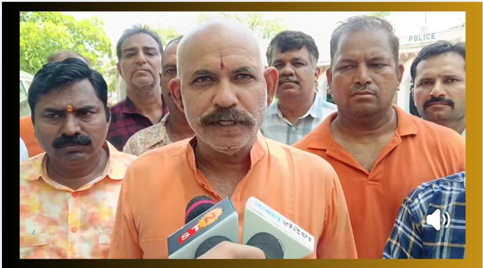 महंत देवानंद महाराज हत्याकांड में गिरफ्तारी की मांग तेज, ब्राह्मण कल्याण परिषद ने एसपी को सौंपा ज्ञापन