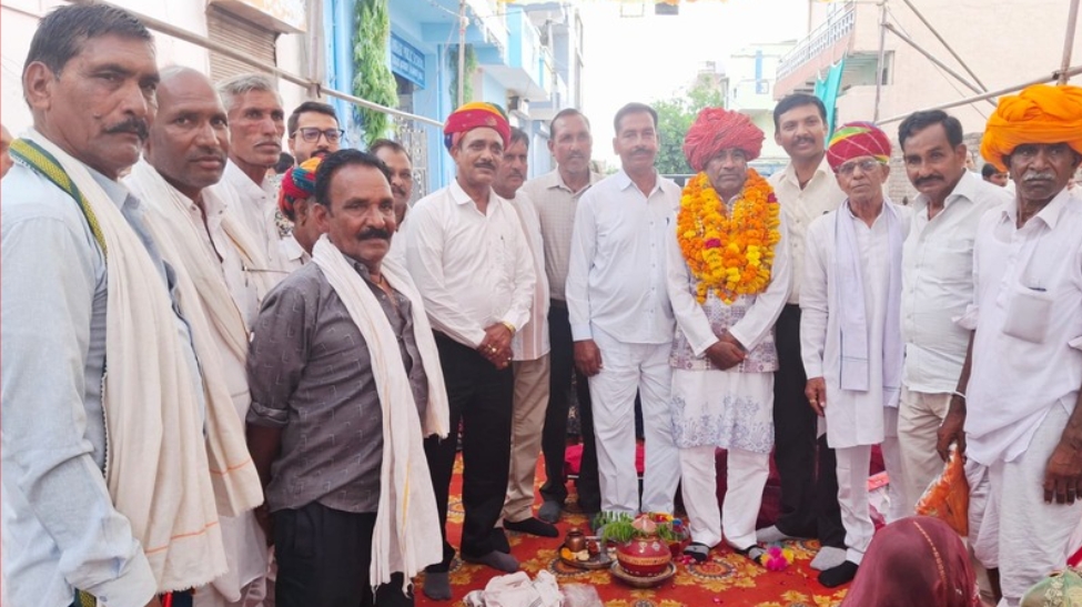 समाज के शिक्षाविद के सेवानिवृत्ति स्नेह मिलन समारोह मै प्रबुद्धजनों ने सामाजिक सरोकारों के क्रियान्वयन पर की चर्चा