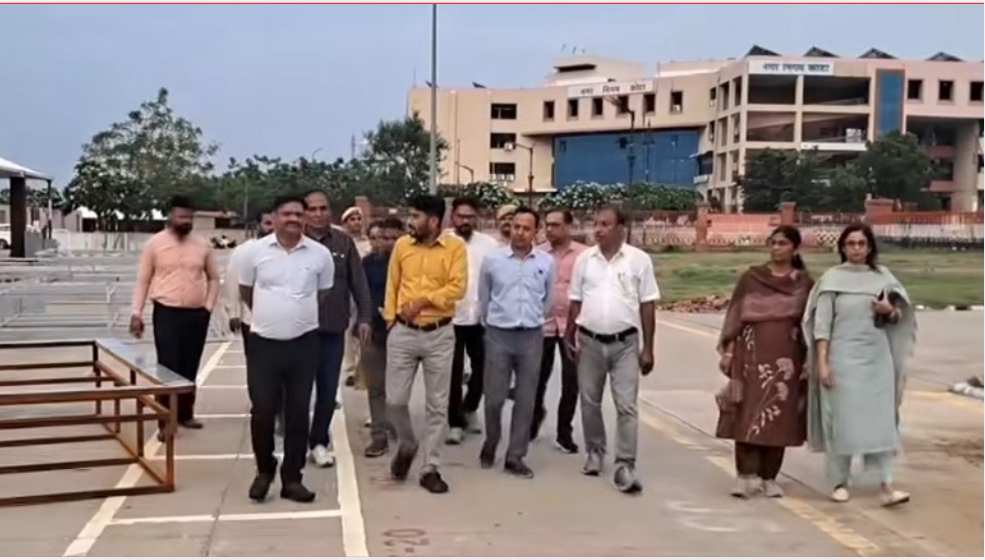 दशहरा मैदान को मेले के लिए अभी से तैयार करें-आयुक्त ने किया दशहरा प्रांगण का निरीक्षण