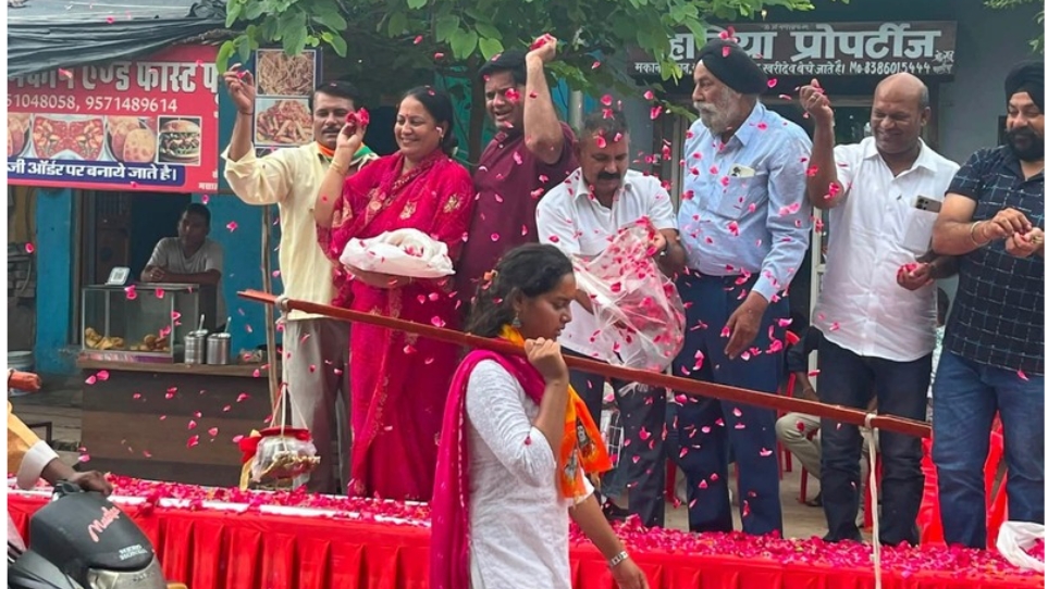 कोटा भदाना रेलवे कॉलोनी निकली कावड़ यात्रा फूल माला से किया स्वागत