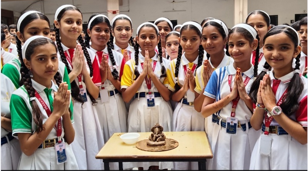 प्रगति इंटरनेशनल स्कूल में विद्यार्थियों ने सीखी मिट्टी के गणेश बनाने की कला