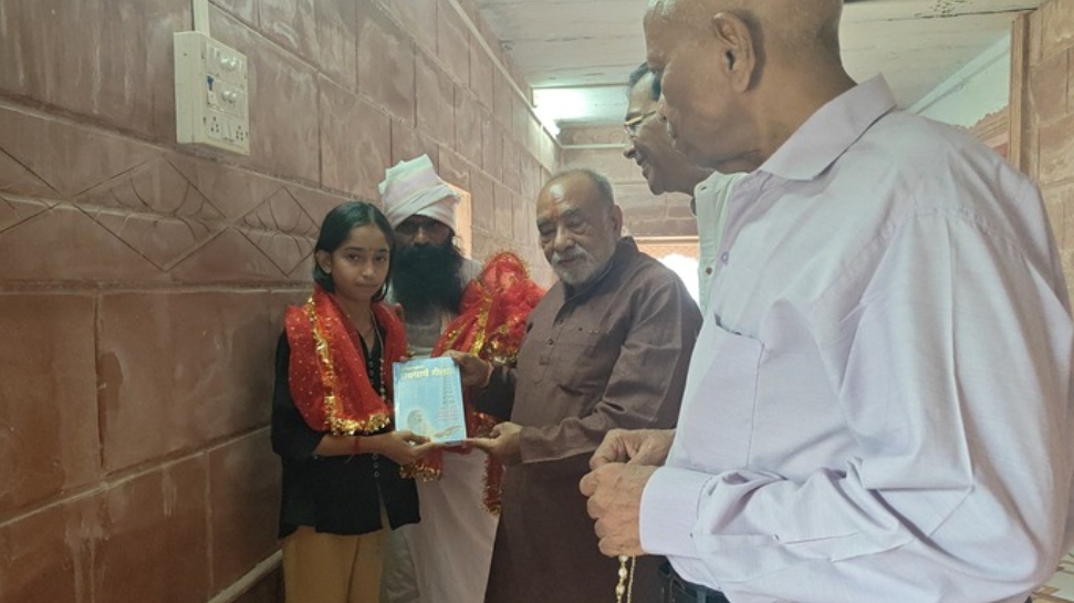 11 कन्याओं का पूजन कर दिया बालिका संस्कार, हिंदी प्रचार और पर्यावरण संरक्षण का संकल्प