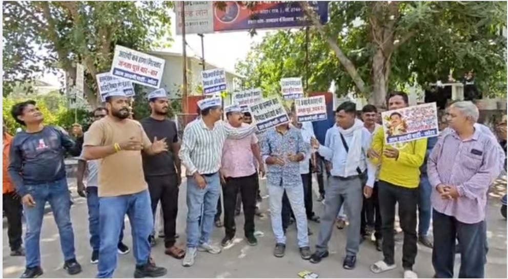 बीसी के नाम धोखाधड़ी के आरोपी की गिरफ्तारी की मांग, AAP कार्यकर्ताओं का आरकेपुरम थाने पर प्रदर्शन