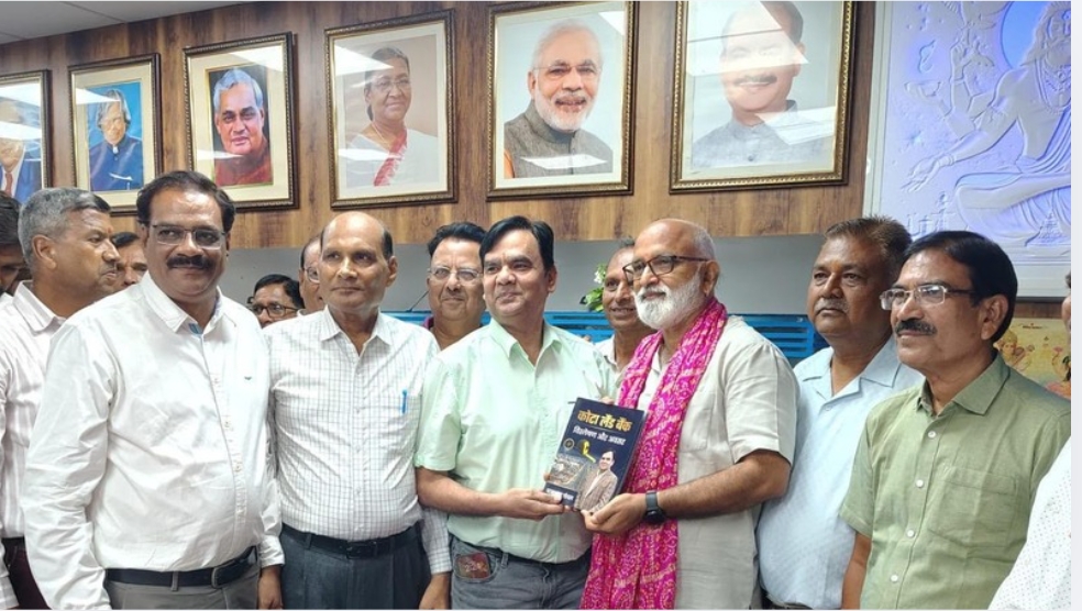 लेखक परमानन्द गोयल ने उप महापौर विवेक राजवंशी को भेंट की पुस्तक ‘कोटा लैंड बैंक’